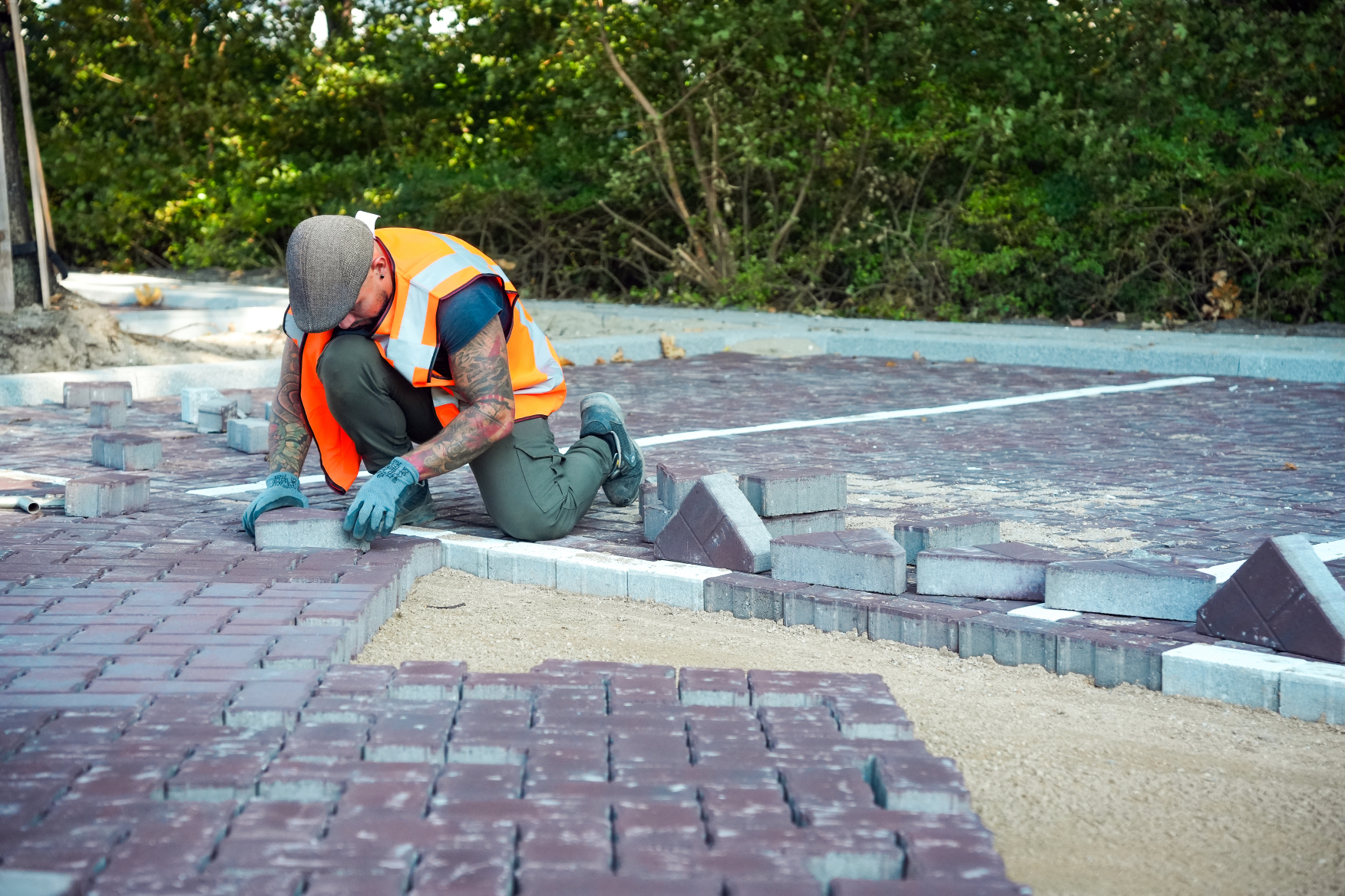 Stratenmaker die aan het bestraten is