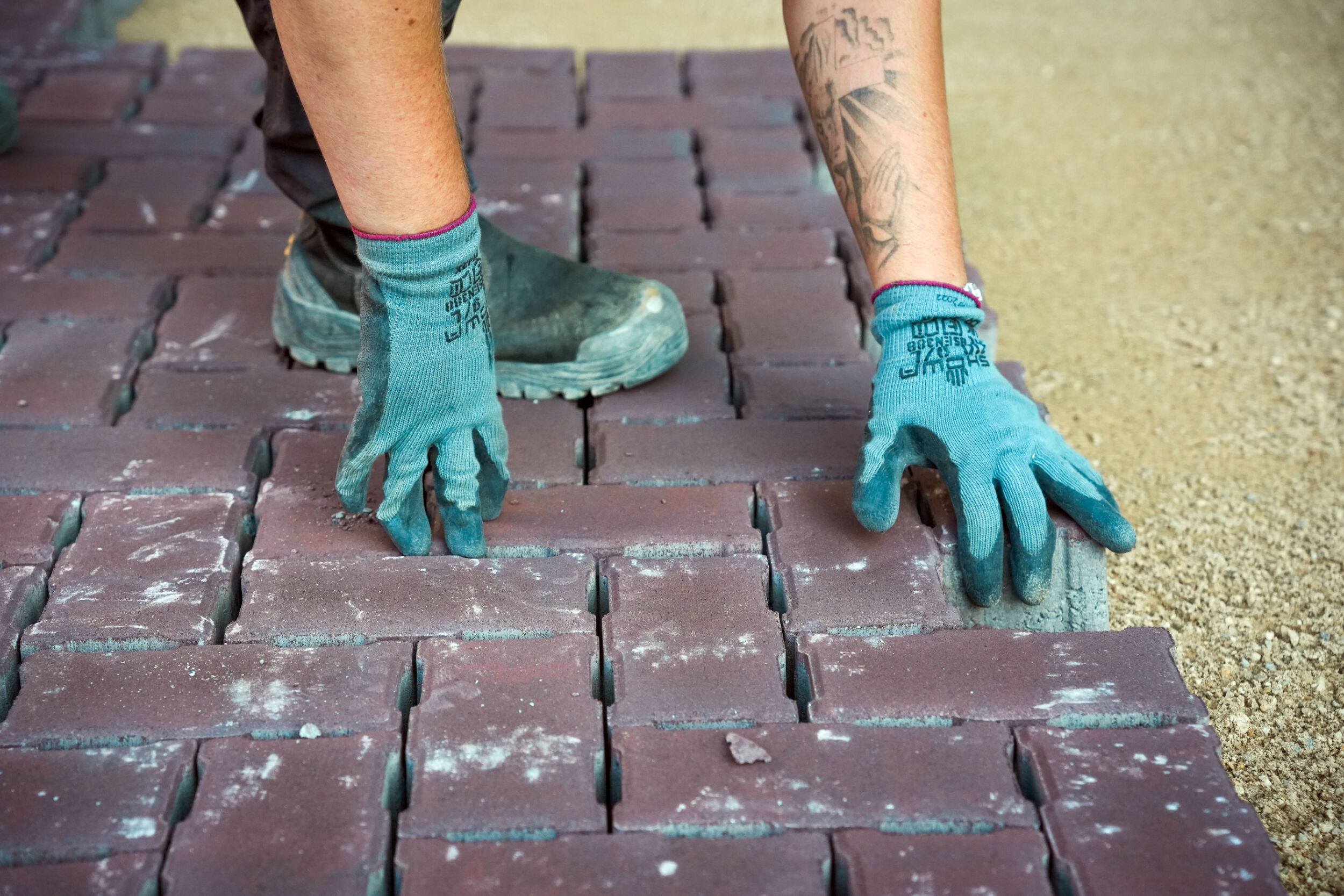 Stenen die worden aangelegd door medewerker
