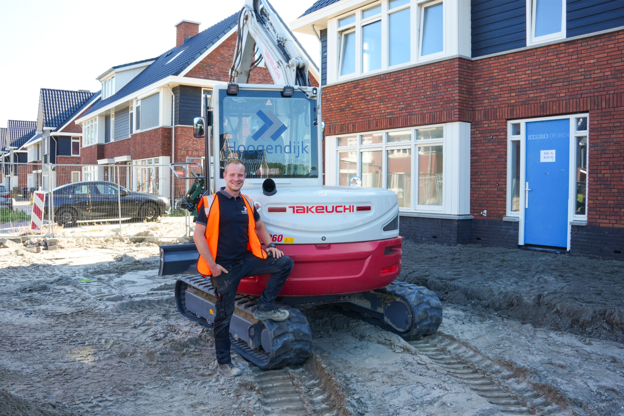 Marnix Hoogendijk bij bestratingsproject in woonwijk