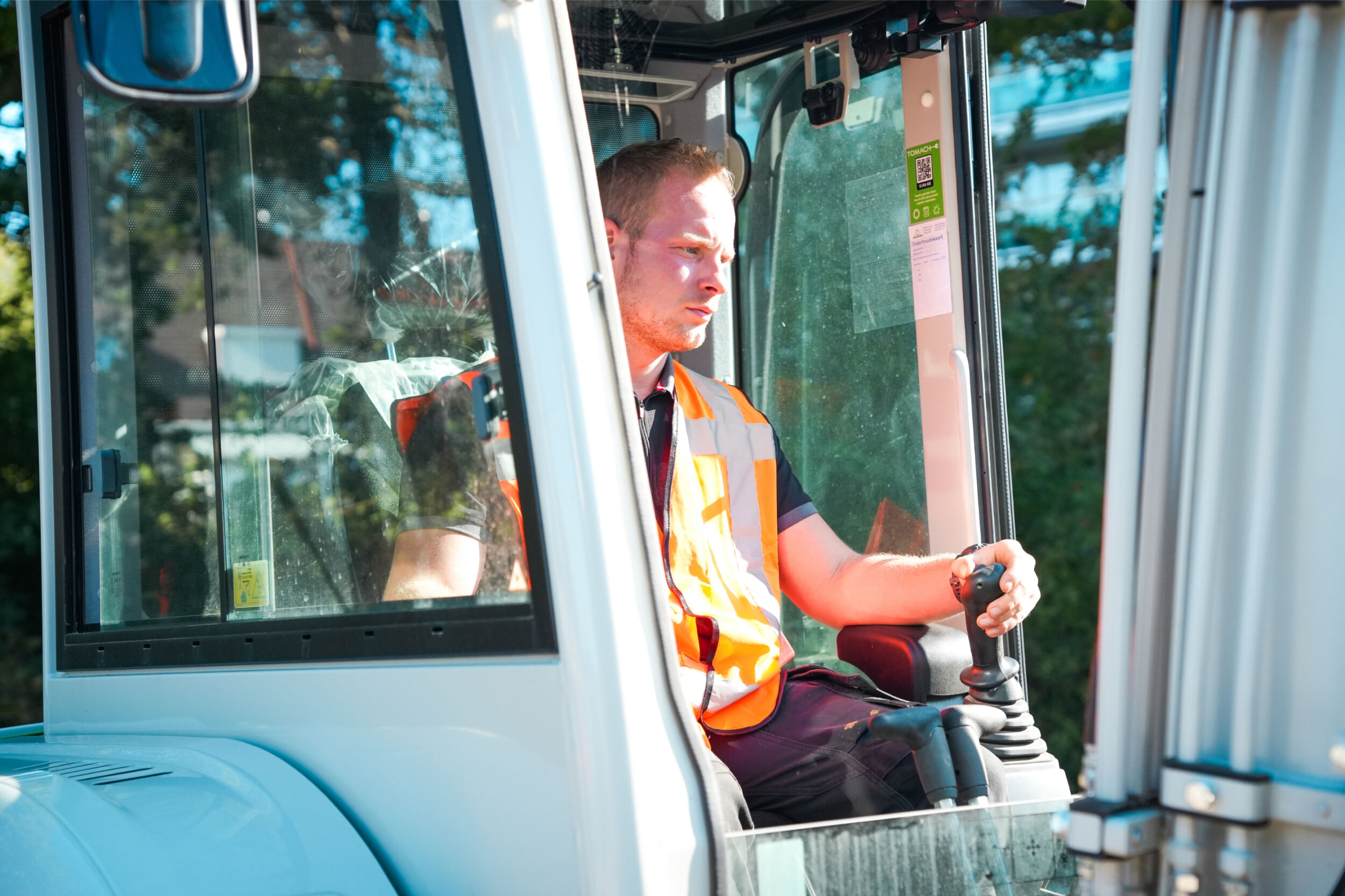 Marnix Hoogendijk in graafmachine van Hoogenijk Bestratingen