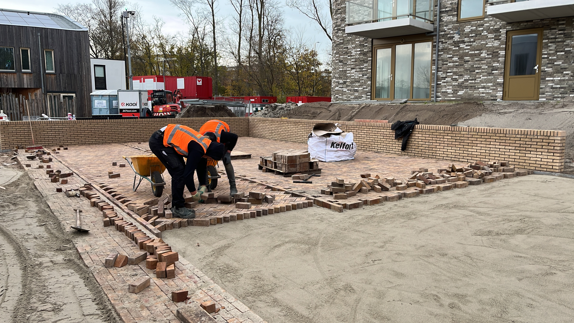 Hoogendijk druk bezig met het bestraten van een woonwijk in Den Haag