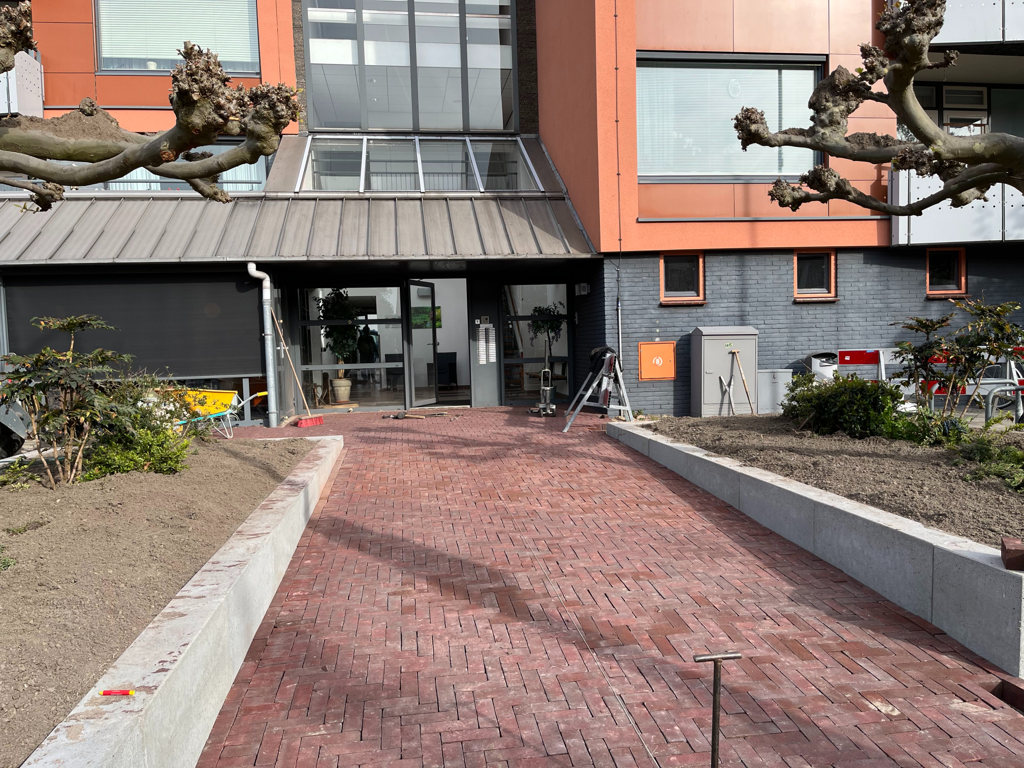 Een mooie rolstoelvriendelijke entree aangelegd door Hoogendijk